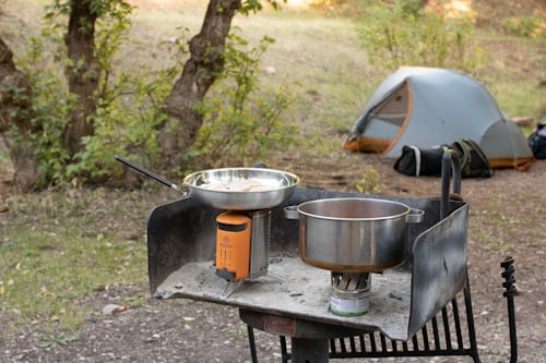 Camping-Kochausrüstung – Outdoor-Kochutensilien auf einem Campingplatz