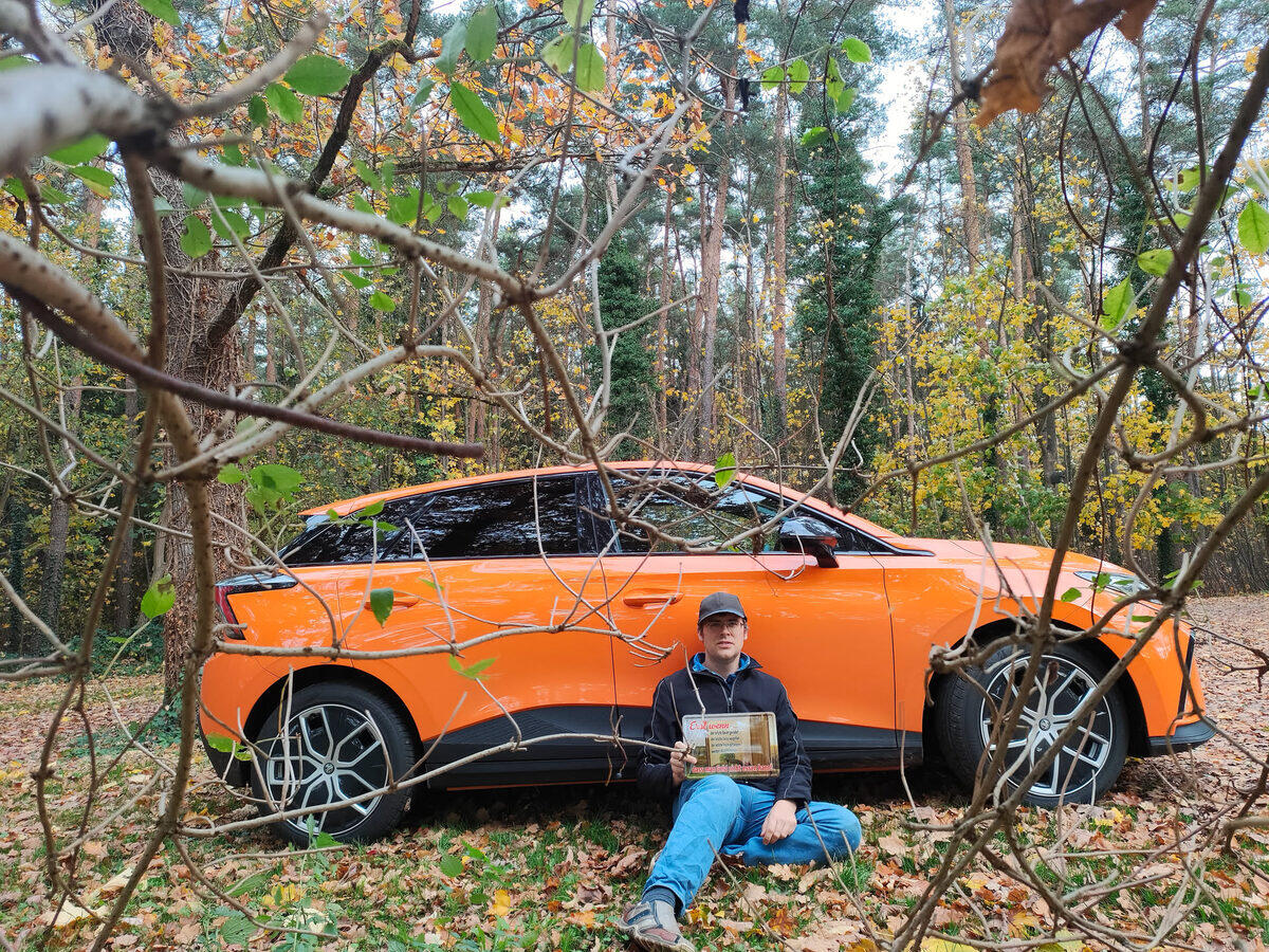 Christian Dresel mit dem Auto im Wald – Autocamping