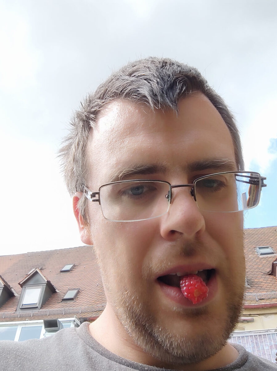 Christian Dresel mit frisch gepflückter Himbeere