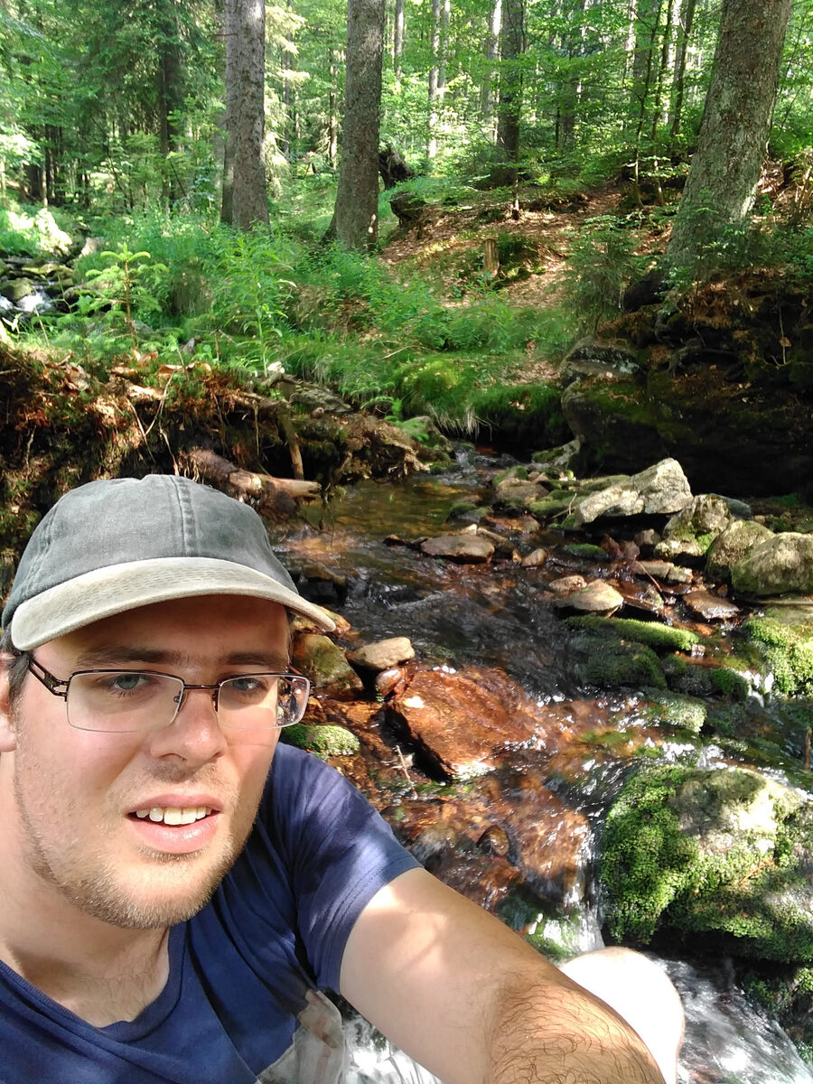Christian Dresel an einem Waldbach