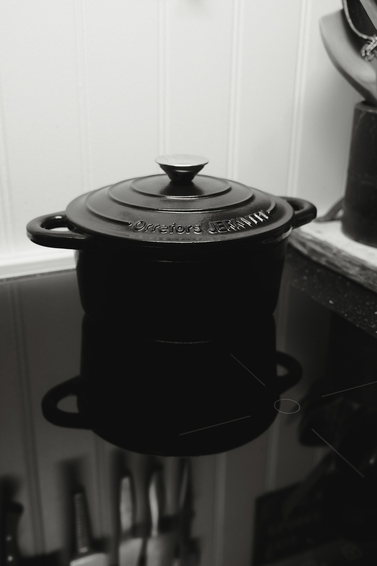 Schwarzer Gusseisen-Dutch-Oven mit Deckel auf einem Herd – massiv, schwer, unverwüstlich