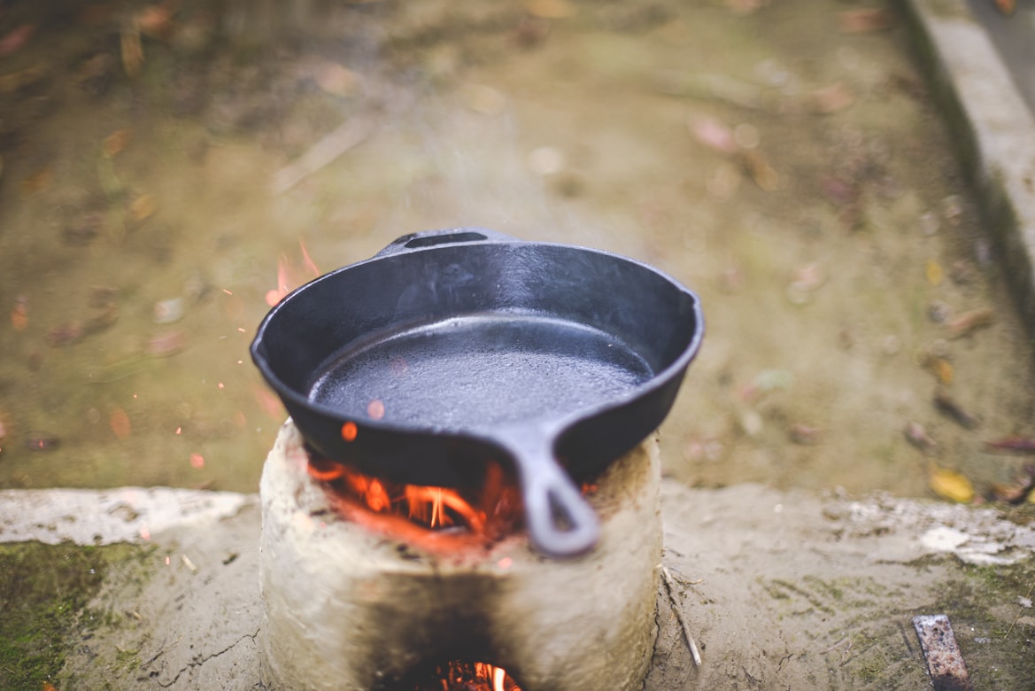 Gusseisenpfanne auf dem Lagerfeuer