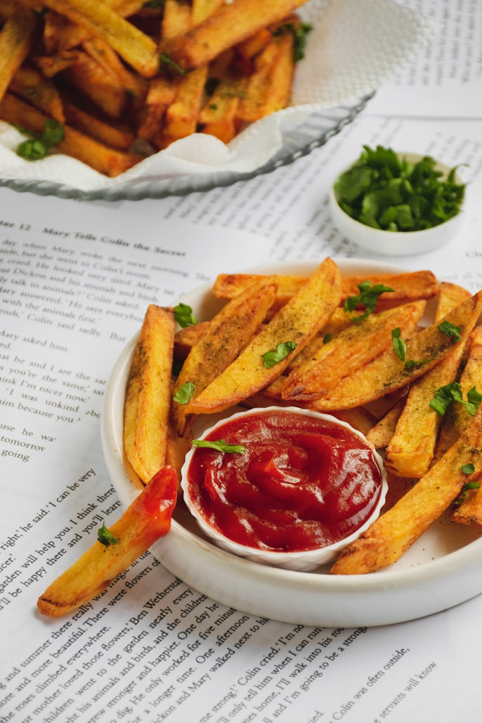 Ketchup als Dip zu knusprigen Pommes – eine klassische Verwendung für selbst gemachten Hagebutten-Ketchup