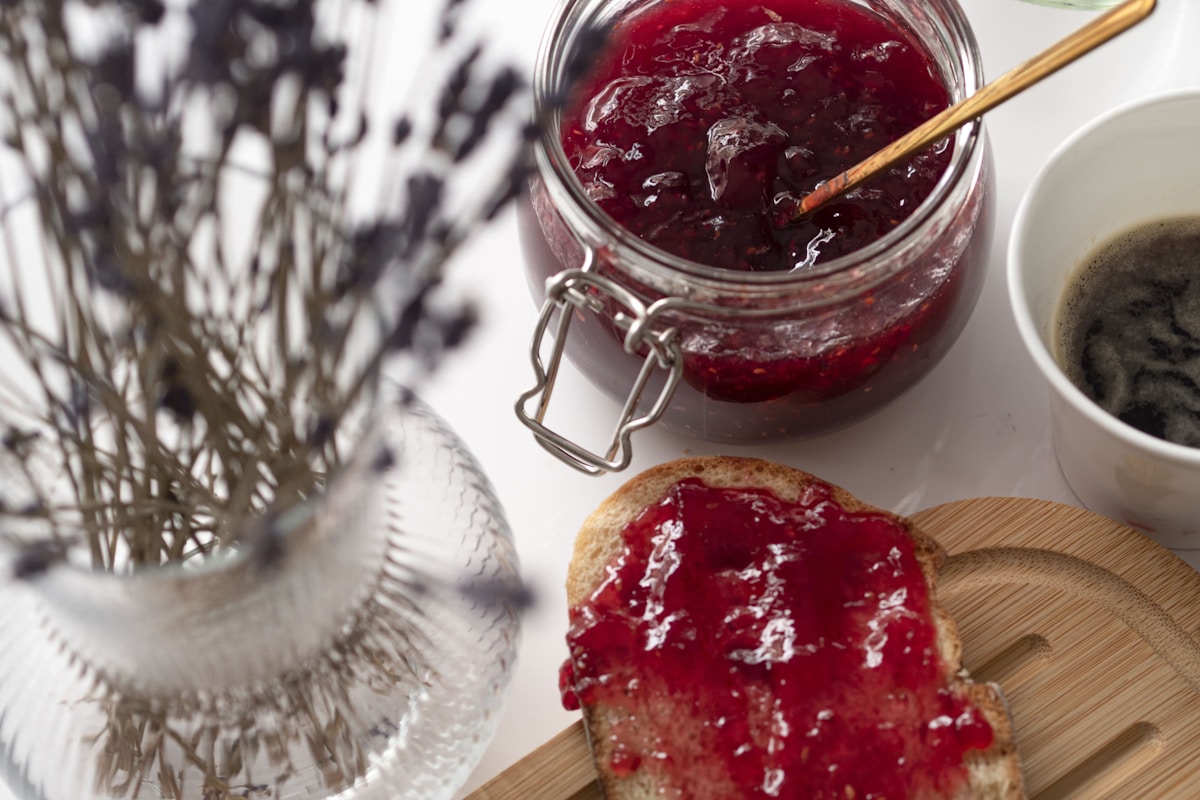 Hagebutten-Marmelade auf Brot – dick aufgetragen, leuchtend rot