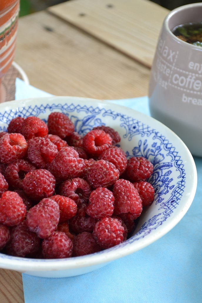 Frische Himbeeren in einer Schüssel – die Basis für einen intensiven selbst gemachten Himbeer-Sirup