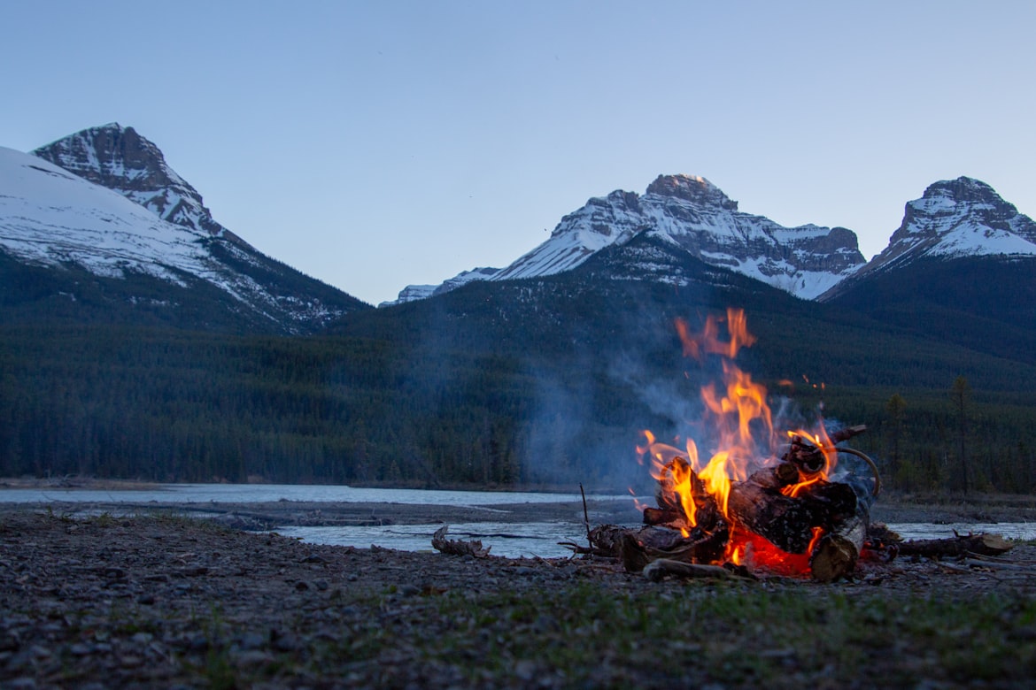 Lagerfeuer in der Natur – Wildkochen am offenen Feuer