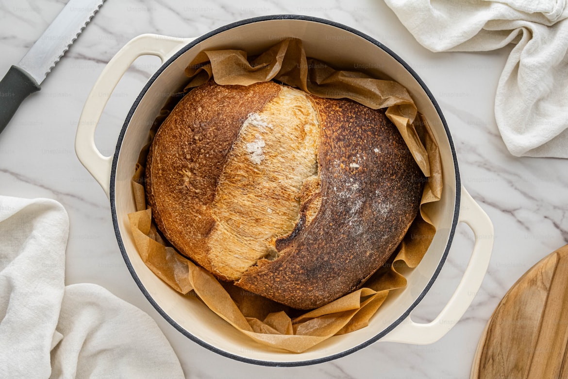 Brot im Dutch Oven – frisch gebackenes Landbrot aus dem Gusseisентopf
