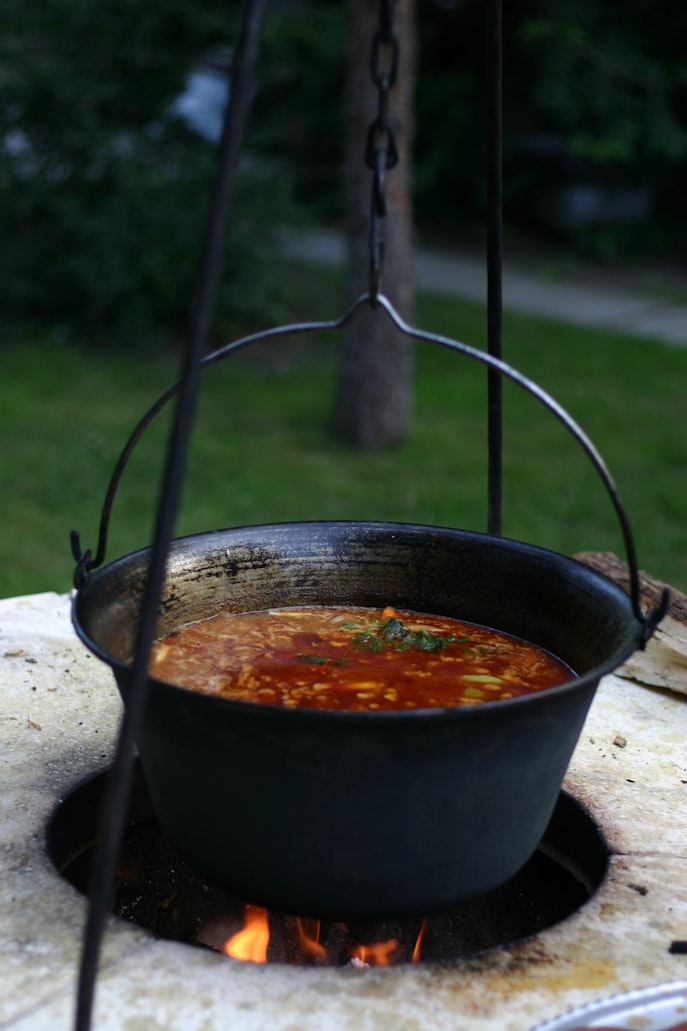 Lagerfeuer-Gulasch im Dutch Oven – herzhaftes Schmorgericht aus dem Gusseisентopf