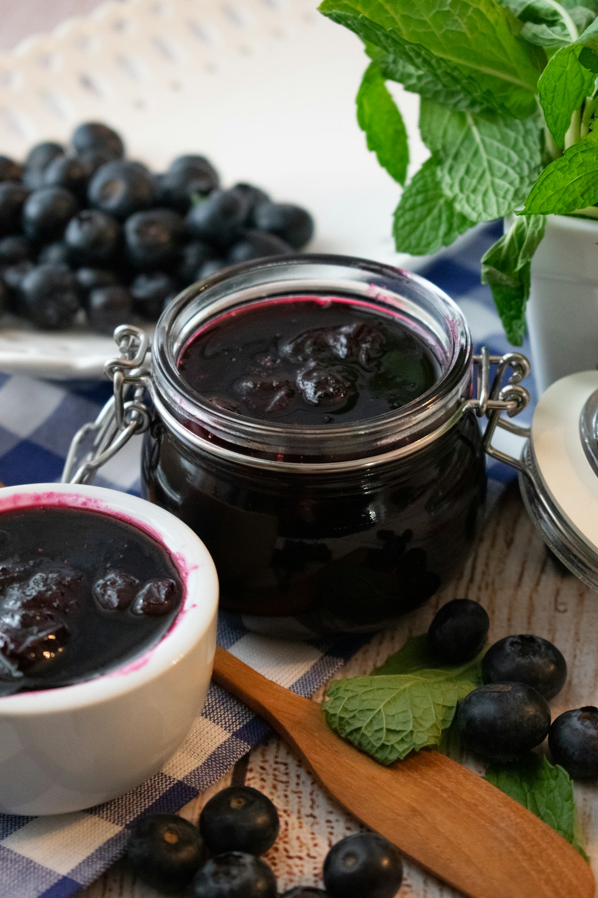 Heidelbeer-Marmelade im Einmachglas mit frischen Blaubeeren und Minze