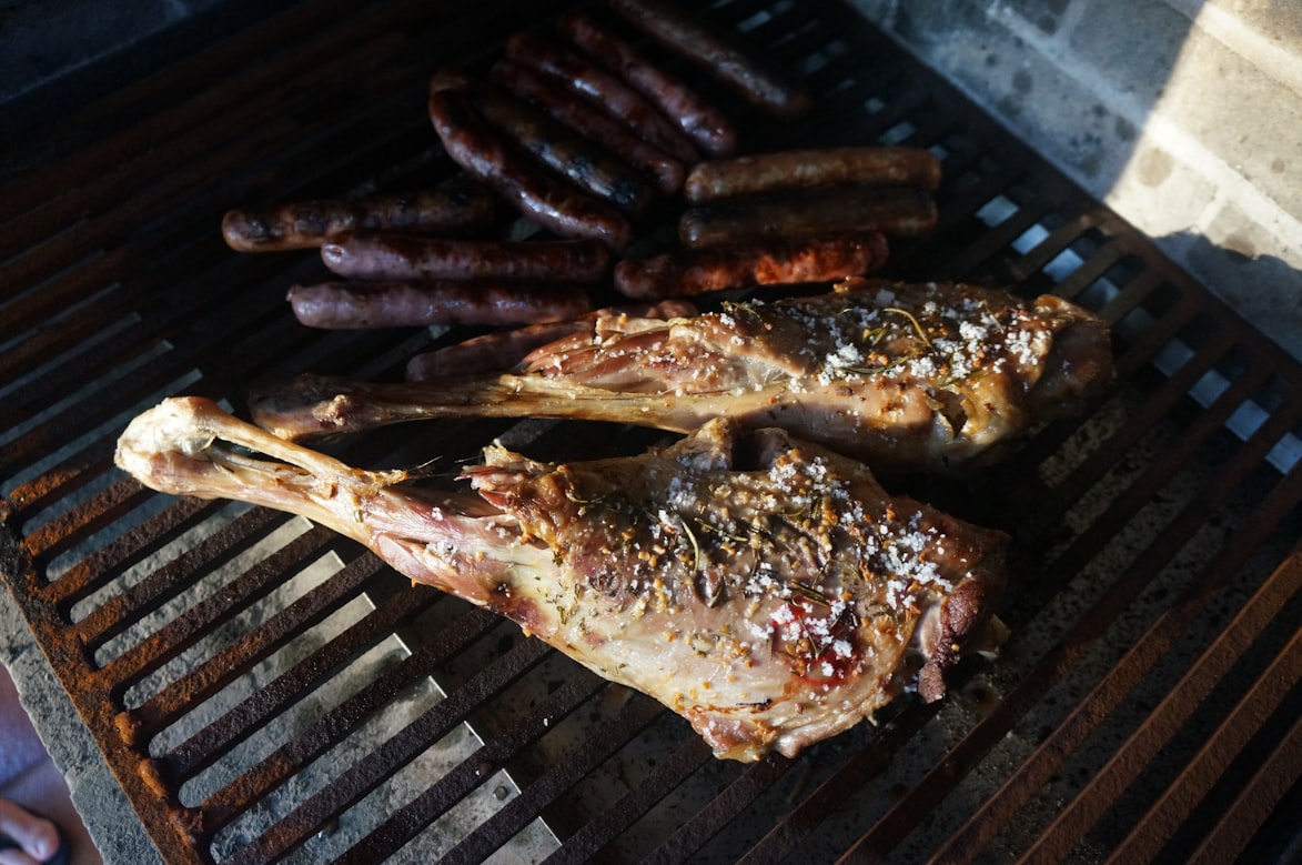 Zwei Keulen mit Knochen auf einem Outdoor-Grillrost, rustikal