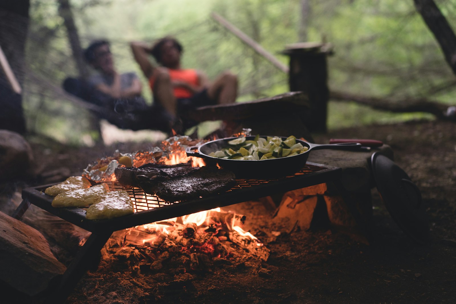 Kochen am Lagerfeuer mit Gusseisenpfanne