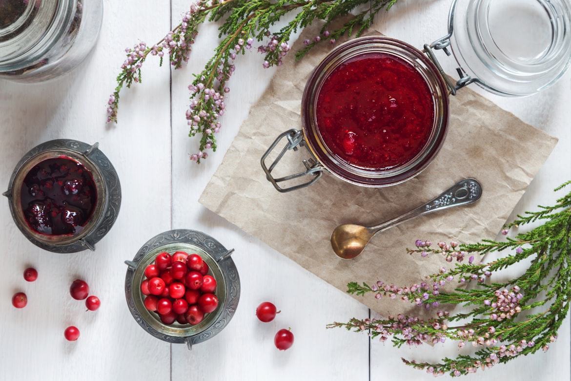 Vogelbeeren-Gelee in Bügelverschlussglas mit roten Beeren und Heidekraut – fertig abgefüllt und bereit zum Verschenken